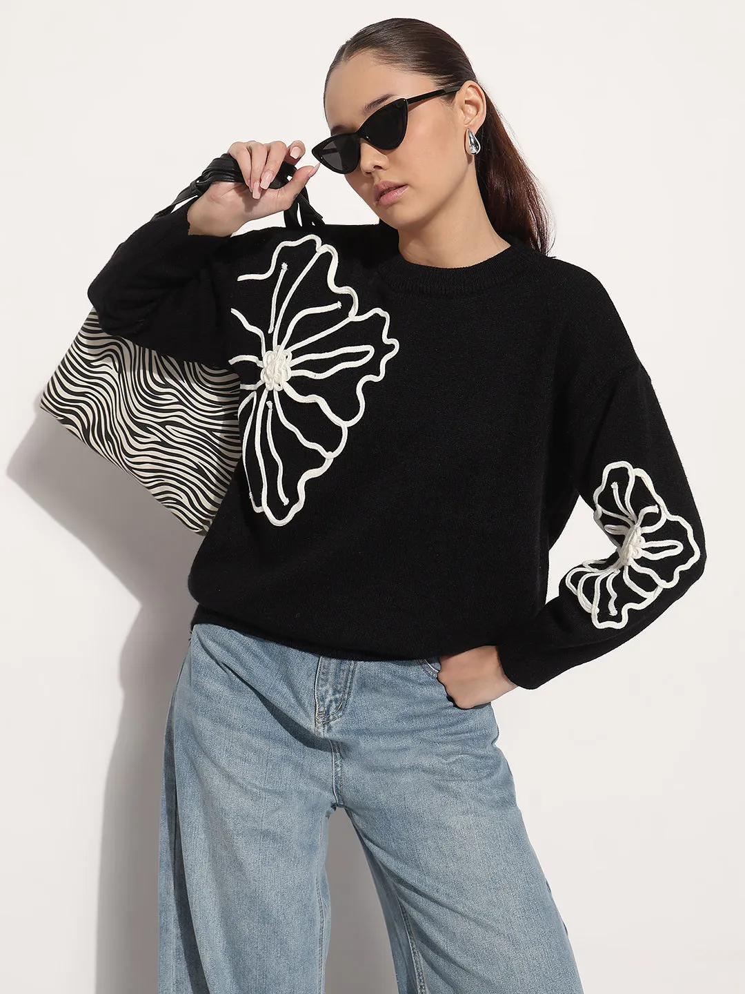 Comfy Hoodies Women's Floral Black Round Neck Knitted Top