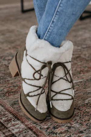 Embracing The Chill Boots - Moss Non Slip Wellness Seekers