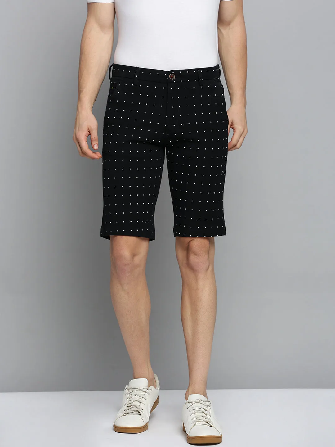 Breathable Performance Fit beach goers Men's Black Geometric Printed Mid Rise Cotton Cambric Chino Shorts