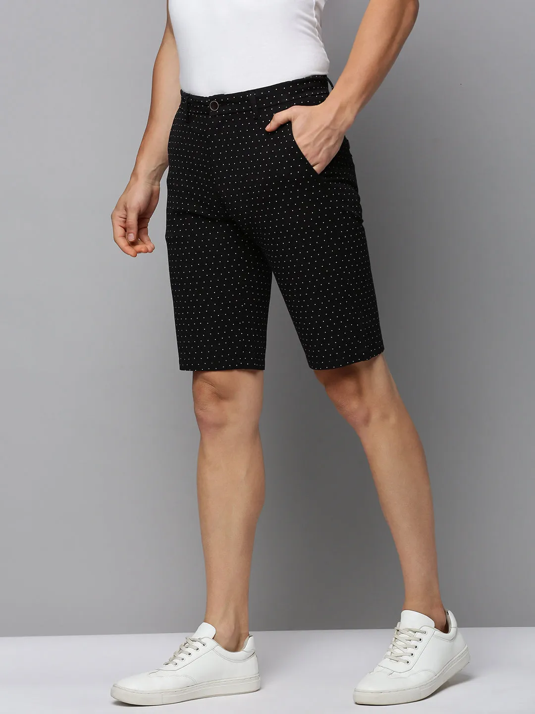 Handmade Secure Zipper Closure Men's Black Geometric Printed Cotton Mid-Rise Shorts