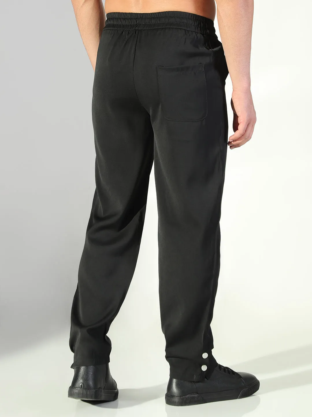 SecureClosures Men's Black Solid Tapered Fit Trousers