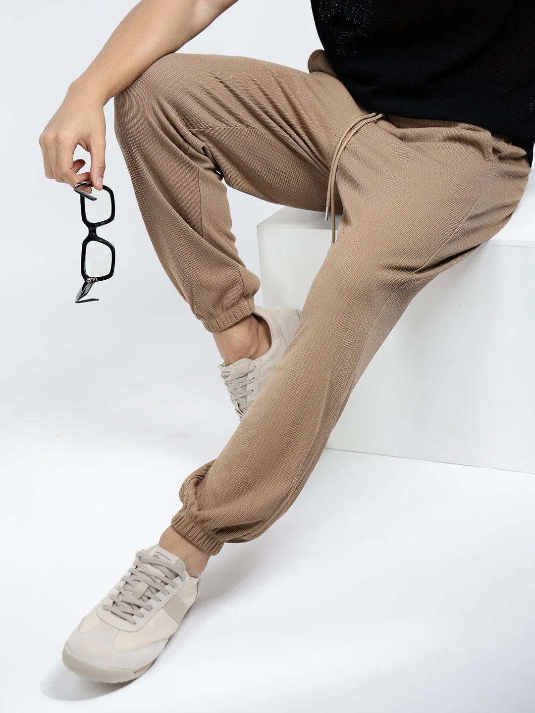 Wrinkle resistant fabric Men's Brown Relaxed Fit Trousers