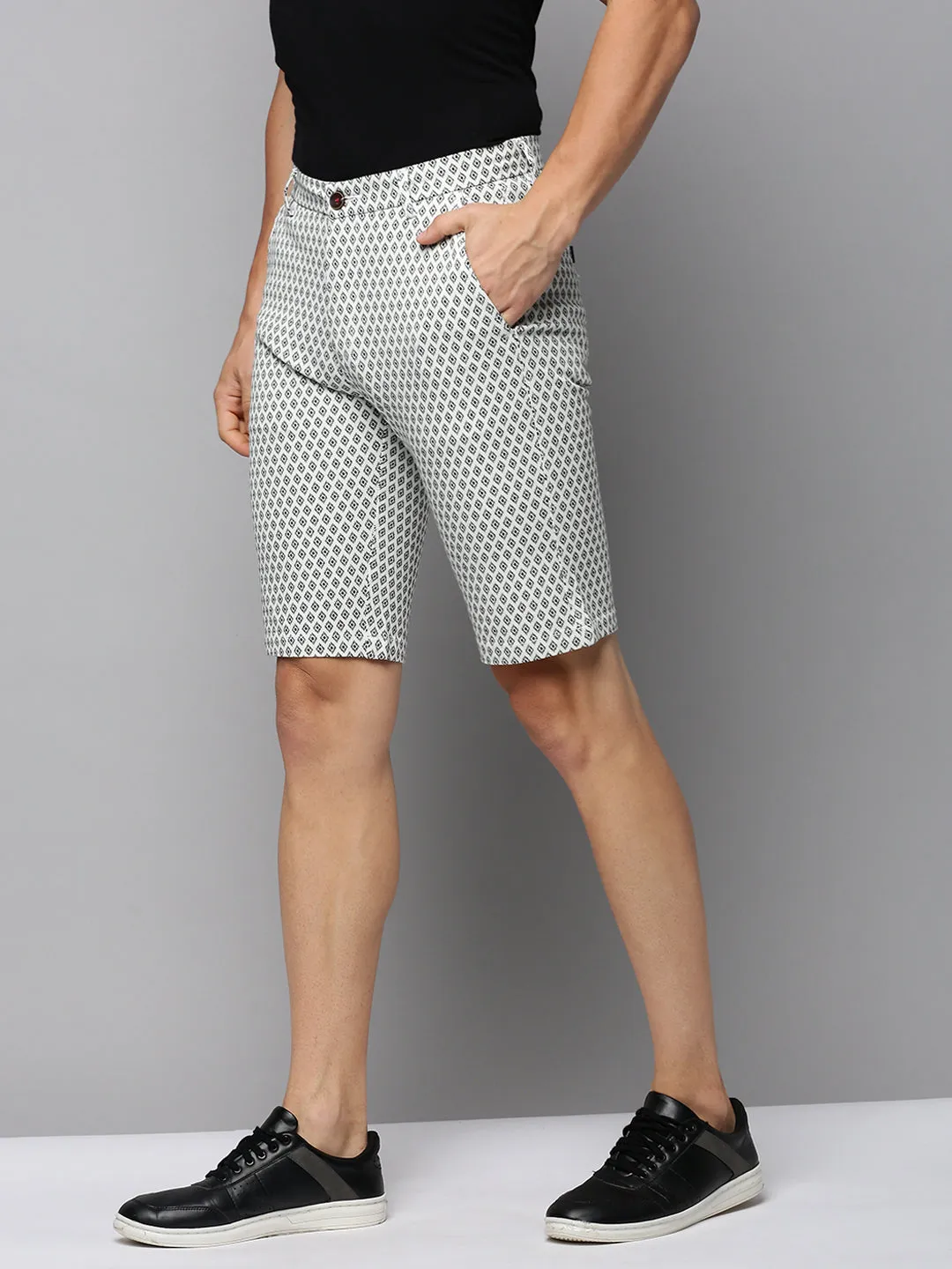 Flexible Movement NonIrritatingTags Men's Off White Regular Fit Printed Cotton Shorts