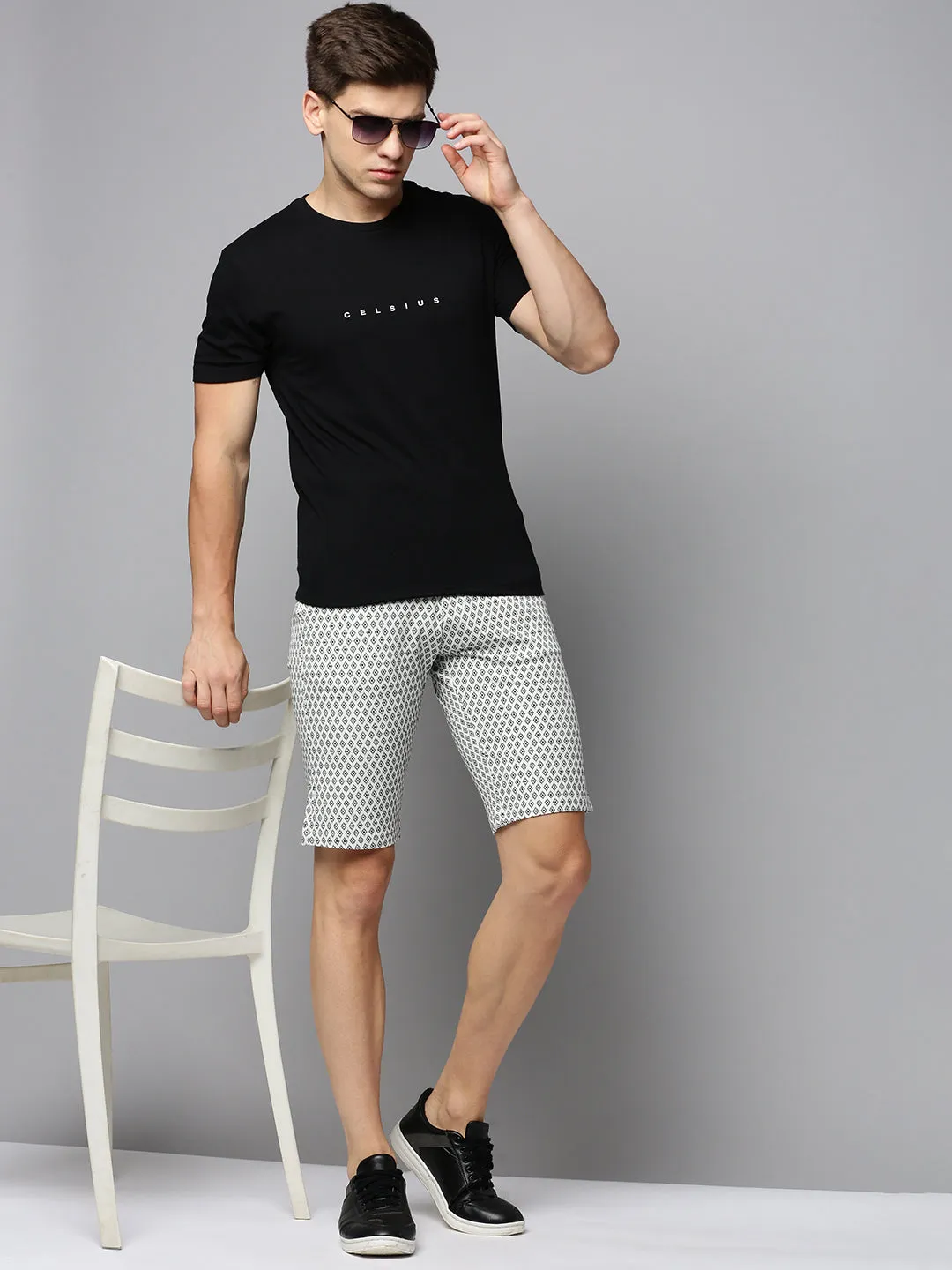 Men's Off White Regular Fit Printed Cotton Shorts hikers Sleek Cut