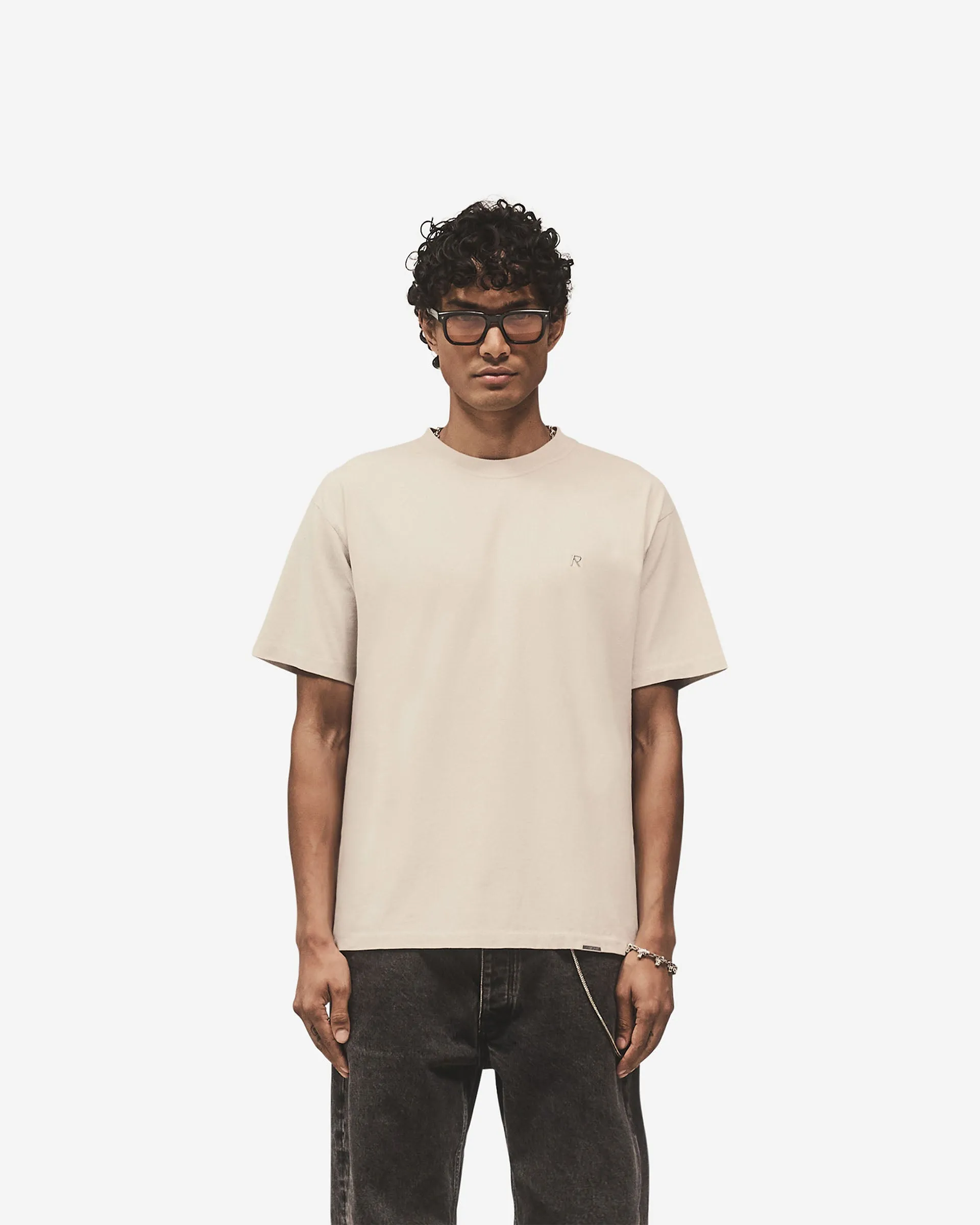 Everyday Style Trend Picnic Metal Initial R T-Shirt - Concrete