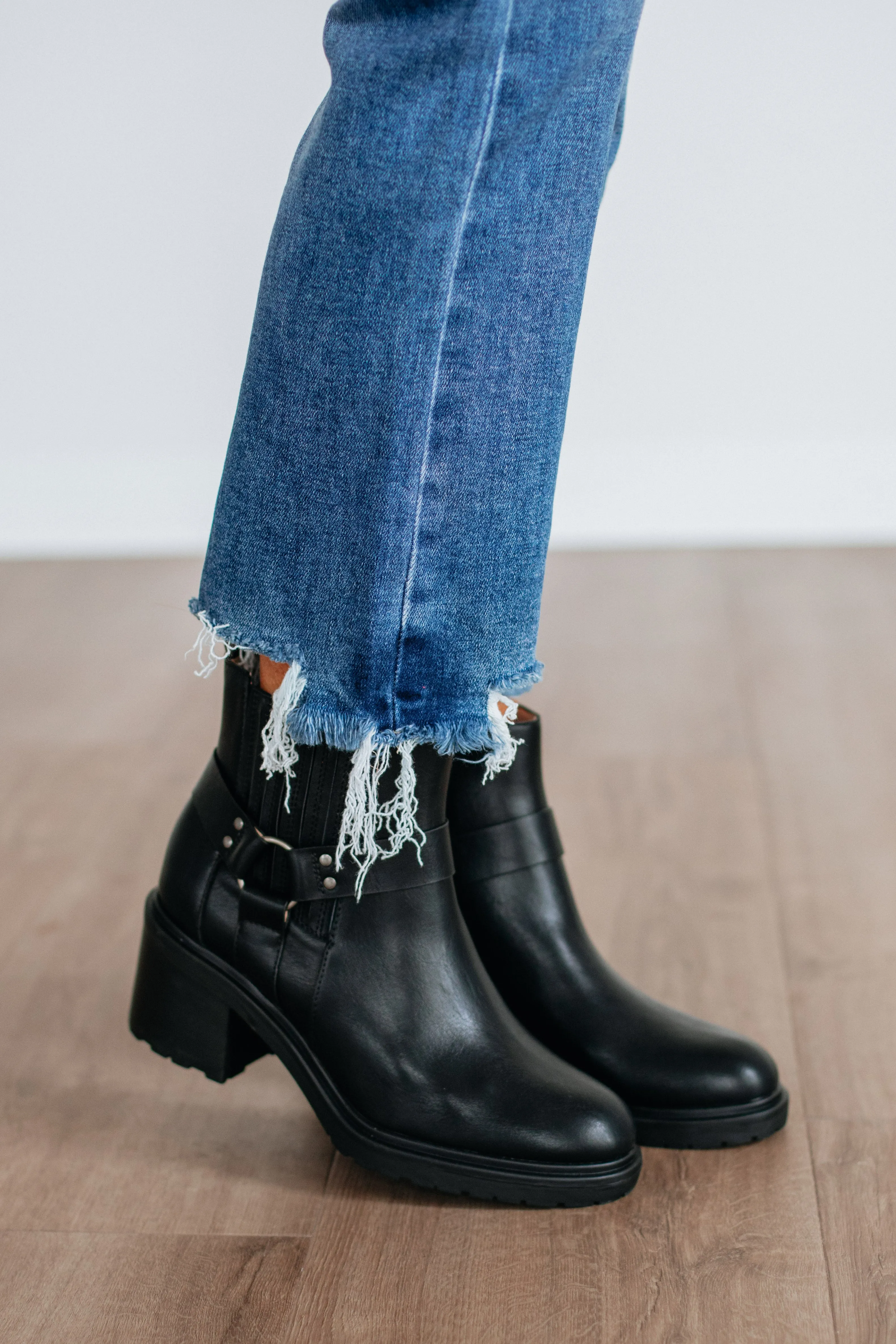 Autumn Tone Not So Complicated Boots - Black