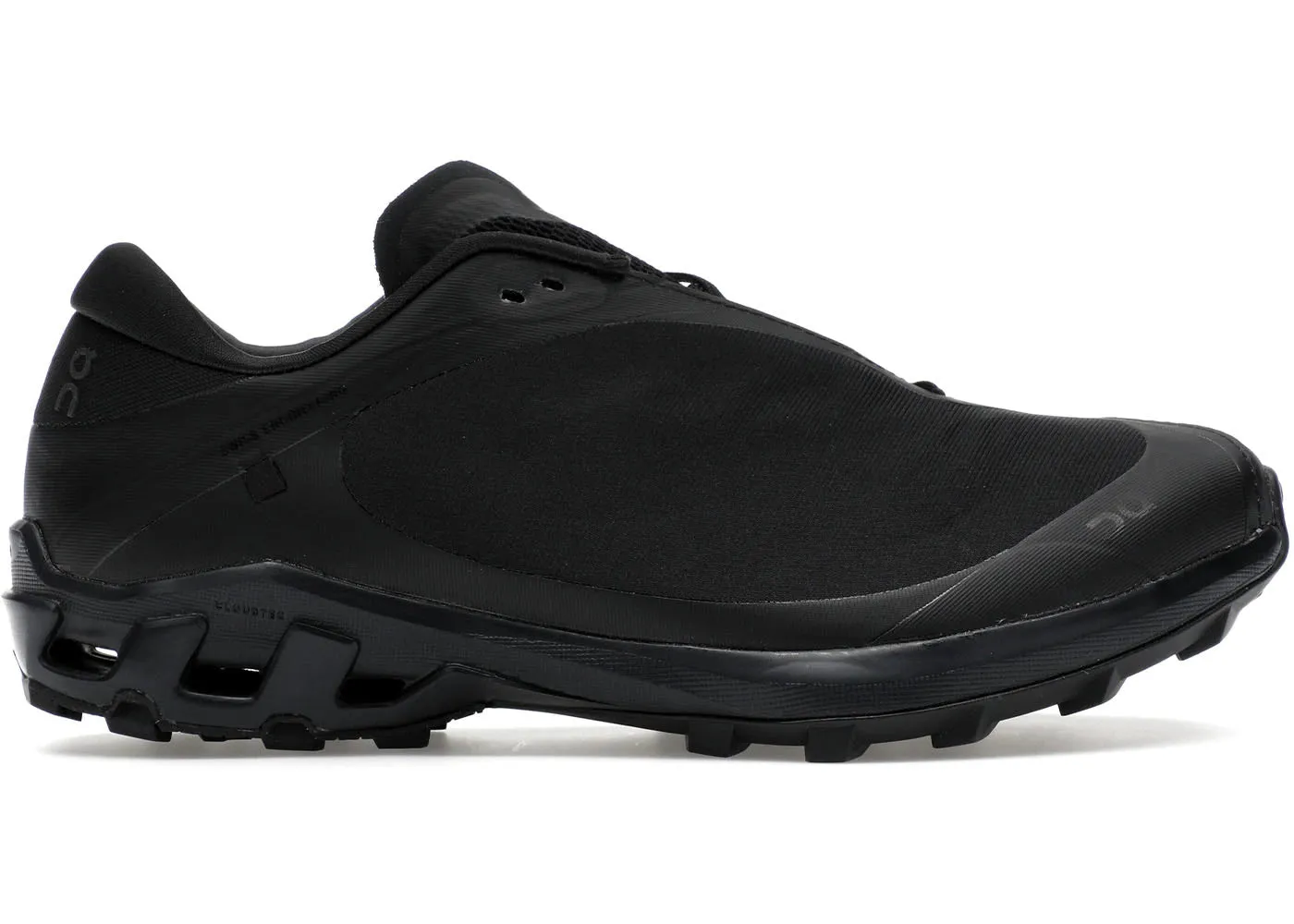 On Running Cloudventure Peak Post Archive Faction Black Magnet (Women'S) Asymmetric Lacing System running on uphill shoes