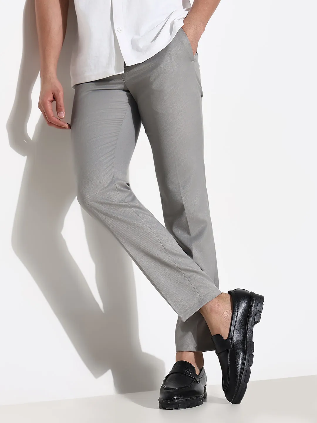 Versatile Design ReinforcedPockets Men's Grey Solid Low-Rise Trousers