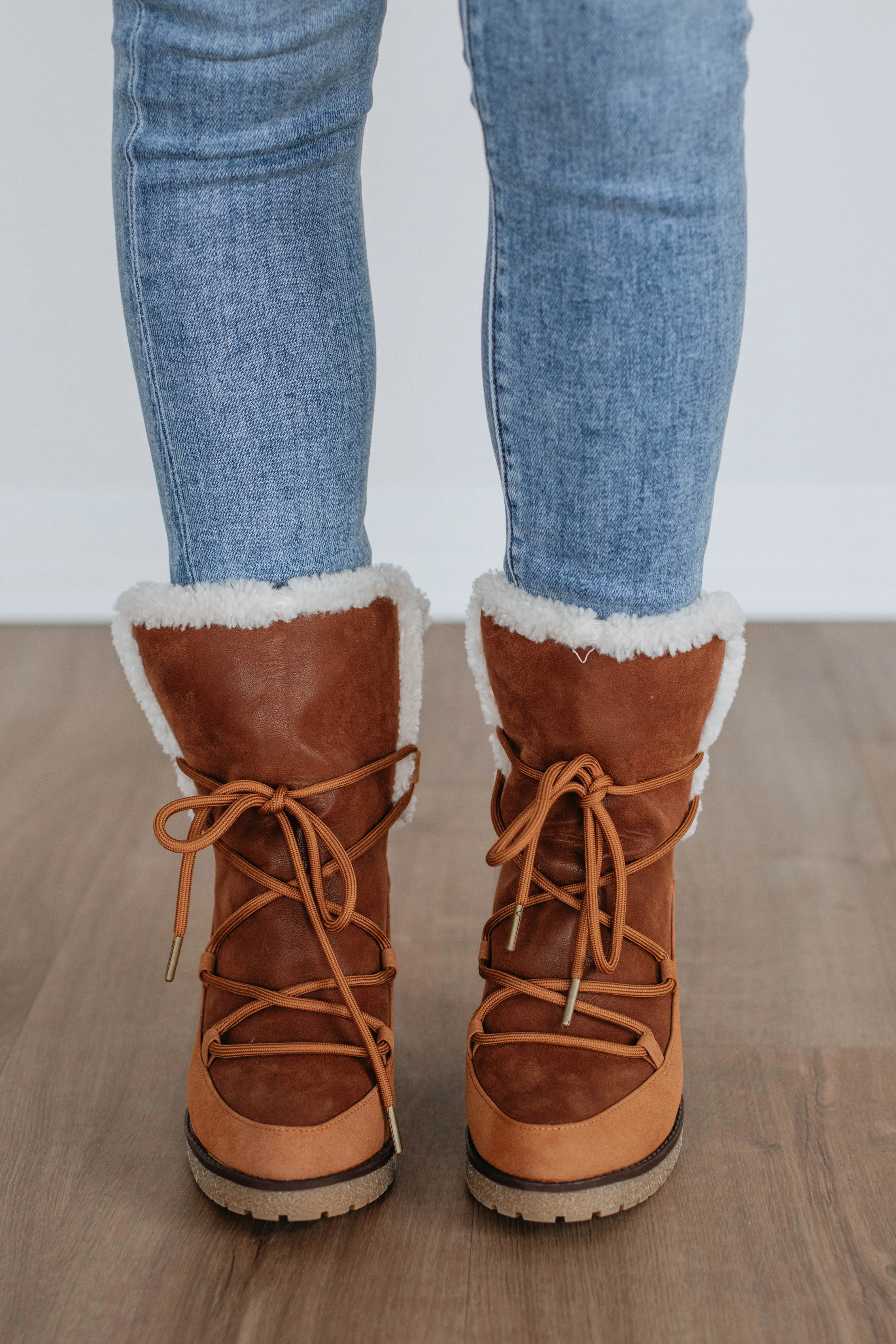 Multidirectional Traction Grip Embracing The Chill Boots - Cognac