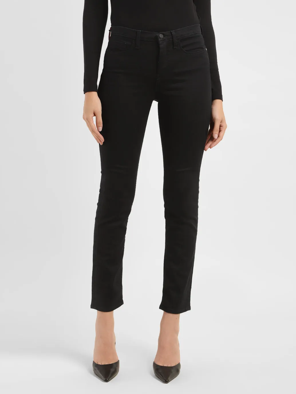 Smooth zipper closure Women's 312 Black Straight Fit Mid Rise Jeans